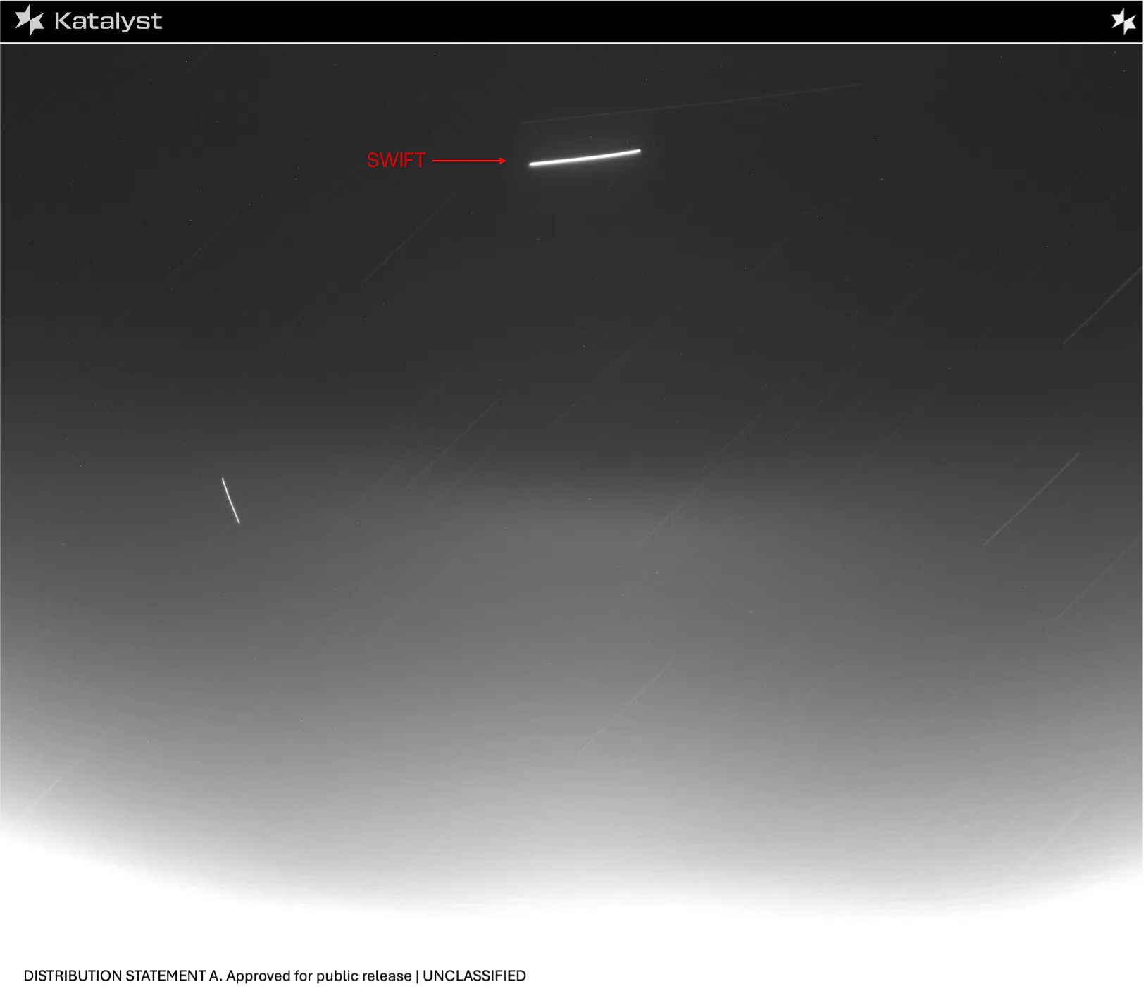 O Observatório Swift Neil Gehrels da NASA aparece como um risco nesta imagem capturada pela espaçonave LINK da Katalyst Space, ao passar entre 7.5 e 9 milhas (12 a 15 quilômetros) da Swift