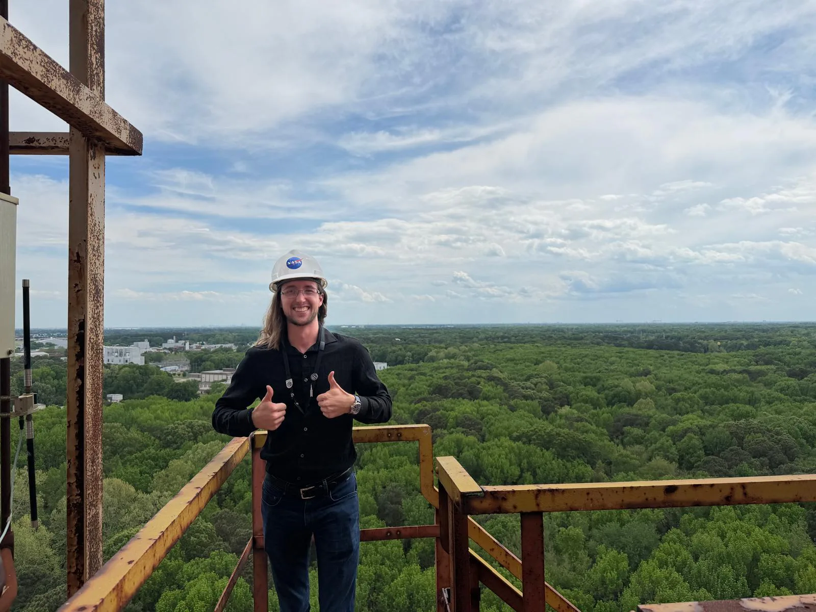 Caradine na Instalação de Dinâmica de Impacto do NASA Langley, aproveitando a vista do topo da torre