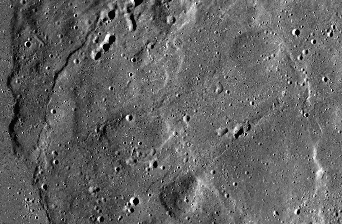Um mosaico de 10 imagens capturado pela Câmera de Ângulo Estreito do Lunar Reconnaissance Orbiter da NASA entre junho de 2012 e abril de 2016, mostrando o acidente vulcânico Mons Rümker e as planícies de mare ao seu redor.