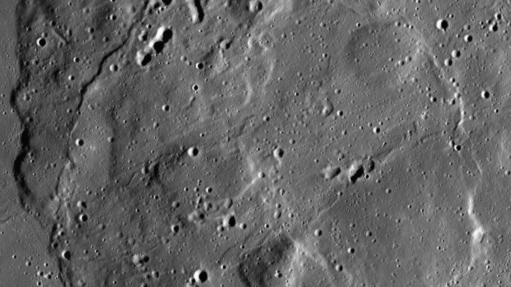 Um mosaico de 10 imagens capturado pela Câmera de Ângulo Estreito do Lunar Reconnaissance Orbiter da NASA entre junho de 2012 e abril de 2016, mostrando o acidente vulcânico Mons Rümker e as planícies de mare ao seu redor.