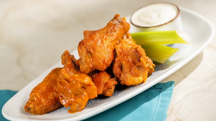 Foto de asas de frango ao molho buffalo