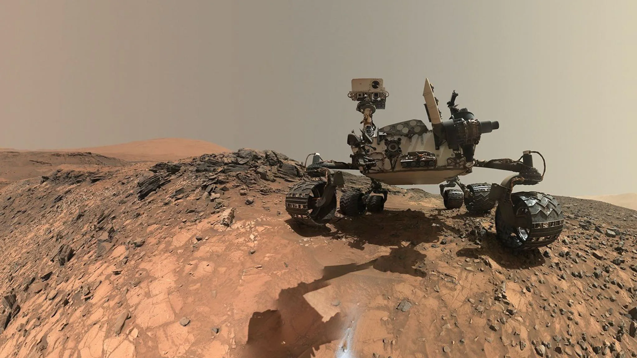 O rover Curiosity da NASA na base do Monte Sharp
