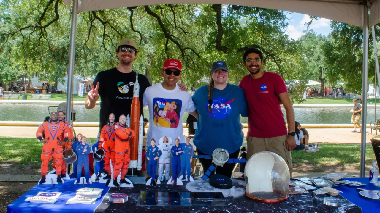 Funcionários do Johnson interagem com participantes do Festival do Japão em Houston.