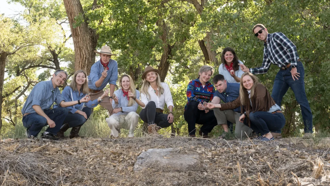 Os membros da turma de candidatos a astronauta 2025 da NASA posam com amostras de rochas coletadas durante seu treinamento de geologia no Monumento Nacional Rio Grande del Norte, Novo México, em maio de 2026.