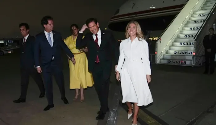 Autoridades americanas descem de avião em base militar de Lima durante visita oficial focada em combate ao tráfico de drogas na América do Sul