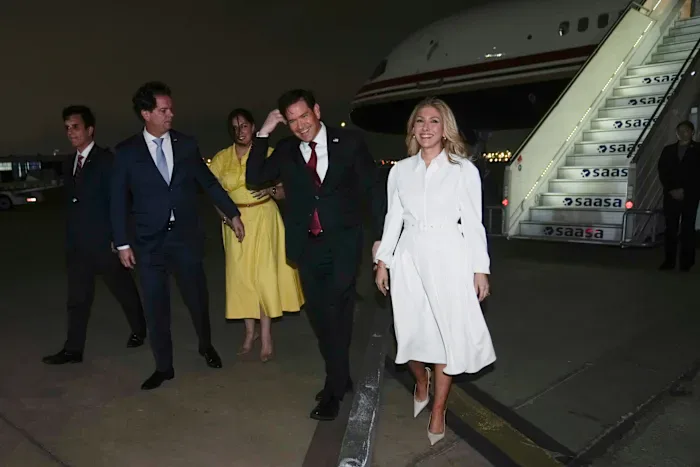 Autoridades americanas descem de avião em base militar de Lima durante visita oficial focada em combate ao tráfico de drogas na América do Sul