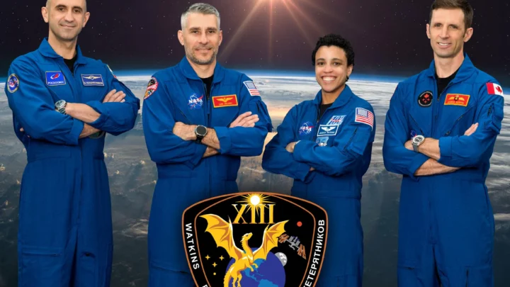 Os quatro membros da missão Crew-13 da SpaceX para a NASA com destino à Estação Espacial Internacional posam juntos para um retrato oficial da tripulação. Da esquerda para a direita estão o cosmonauta da Roscosmos Sergey Teteryatnikov, os astronautas da NASA Luke Delaney e Jessica Watkins, e o
