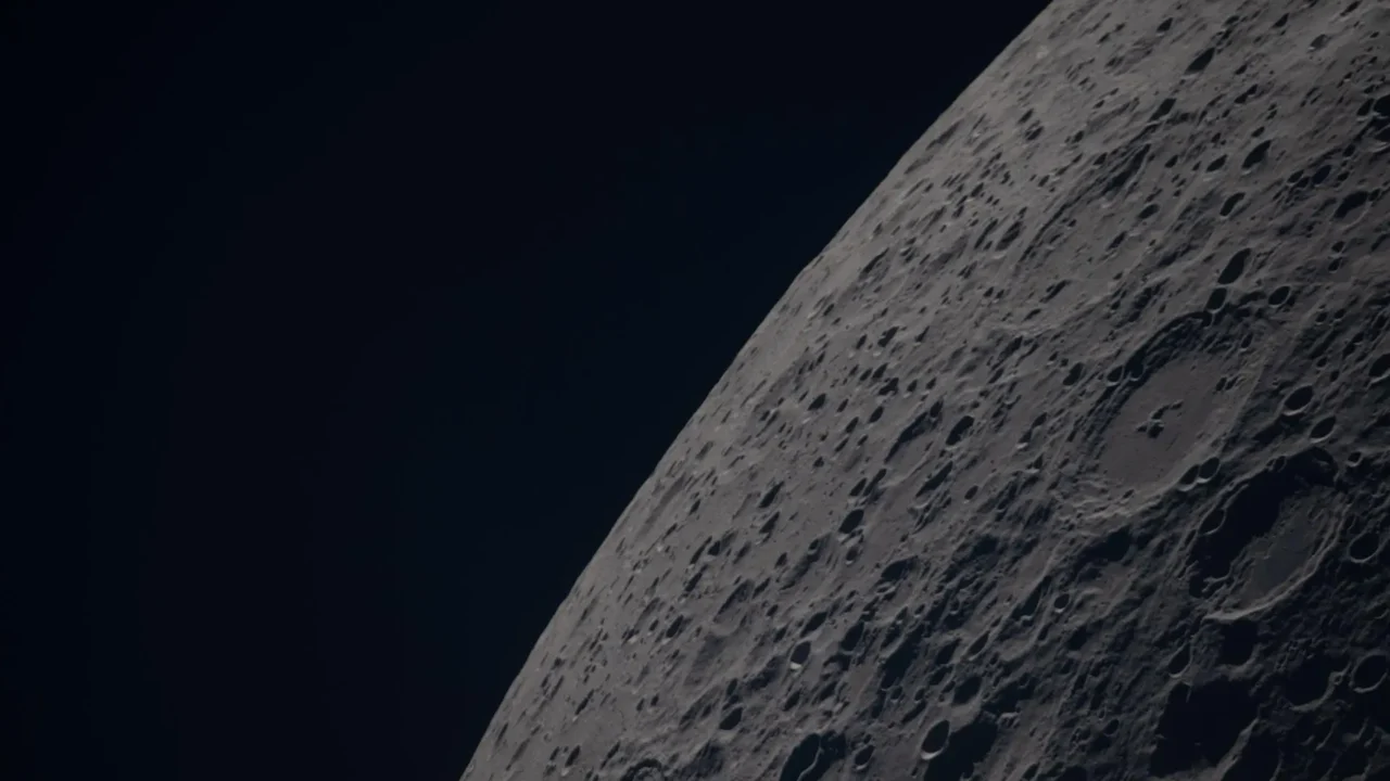 A cratera Poynting e a cratera Keeler são visíveis lado a lado na porção inferior direita desta imagem das terras altas do lado oculto da Lua. Poynting, posicionada acima, é uma grande cratera de impacto com uma borda bem definida e interior relativamente liso, indicativo de material que se