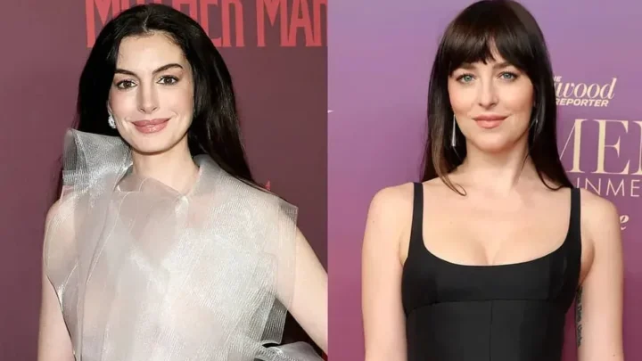 Duas mulheres posam em eventos de tapete vermelho com fundo roxo, uma vestindo blusa branca brilhante e outra com top preto