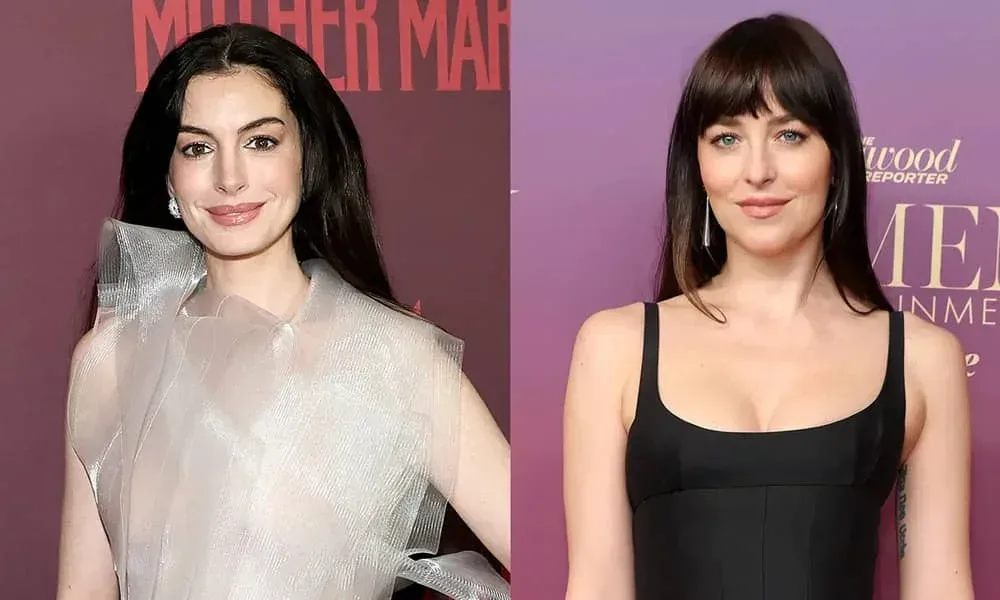 Duas mulheres posam em eventos de tapete vermelho com fundo roxo, uma vestindo blusa branca brilhante e outra com top preto