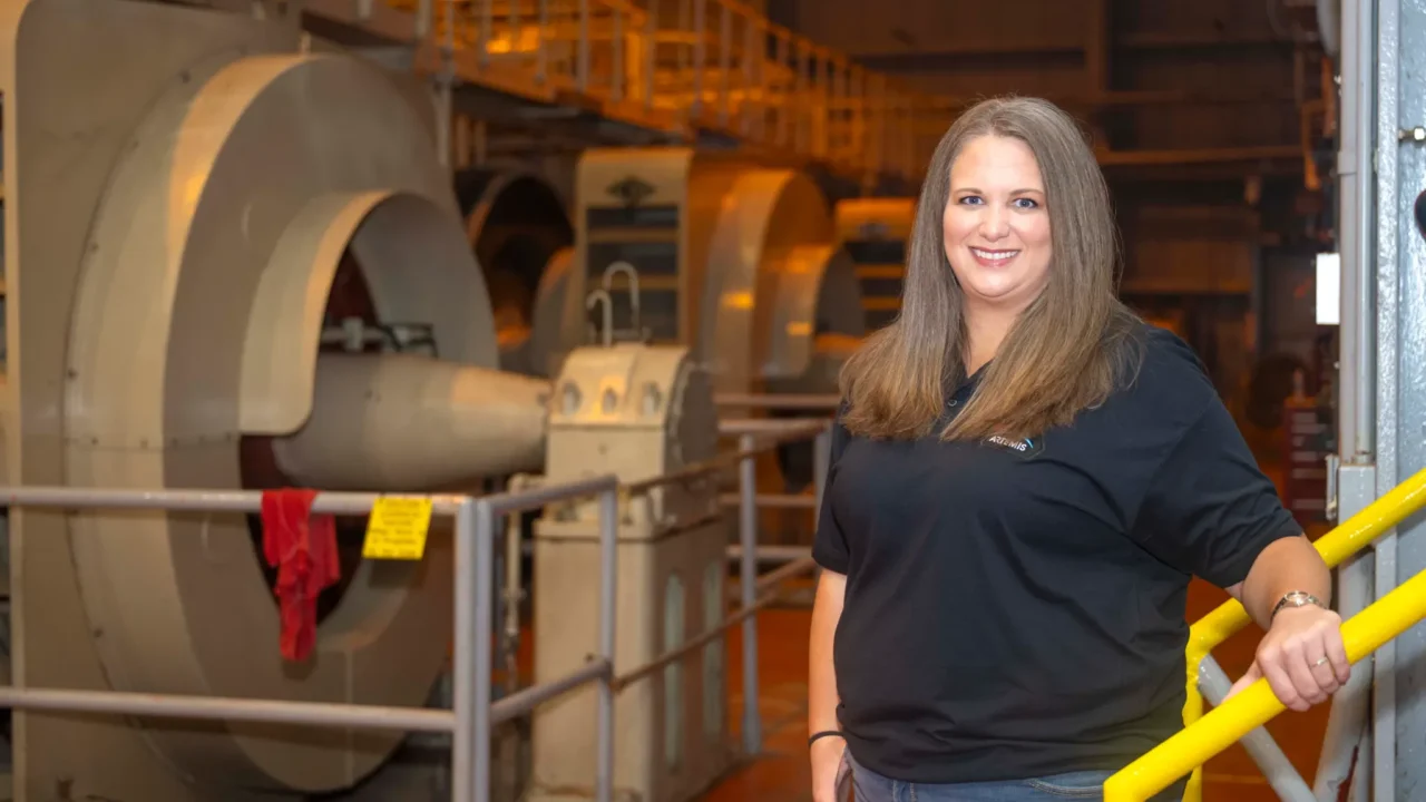 Kristie Foster, engenheira de qualidade no Stennis Space Center da NASA, próximo a Bay St. Louis, Mississippi, posa para uma fotografia dentro da Instalação Industrial de Água de Alta Pressão em 10 de setembro de 2026.