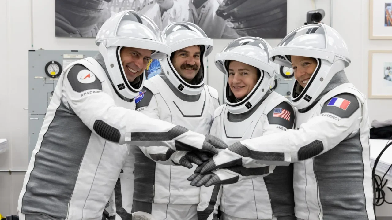 Membros da NASA’s SpaceX Crew-12 vestem seus trajes no Neil A. Armstrong Operations and Checkout Building, no Kennedy Space Center da agência, na Flórida, antes do lançamento rumo à Estação Espacial Internacional em 13 de fevereiro de 2026. Da esquerda para a direita, o cosmonauta da Roscosmos