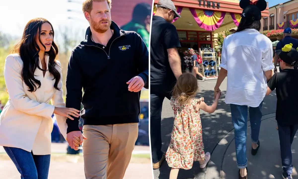 Casal em passeio por parque temático com criança de mão dada, em frente a loja de souvenirs decorada com elementos coloridos