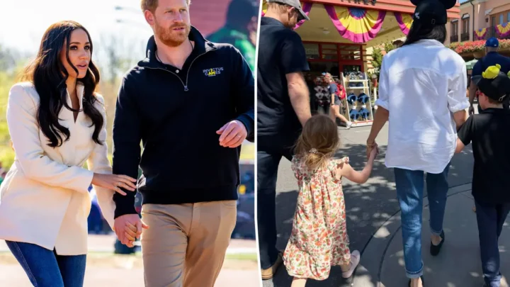 Casal em passeio por parque temático com criança de mão dada, em frente a loja de souvenirs decorada com elementos coloridos