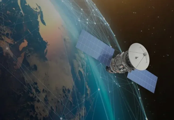 Um satélite genérico orbita acima da Terra. Na superfície, pontos azuis conectados por linhas são visíveis, simbolizando pontos de dados e as conexões entre eles.
