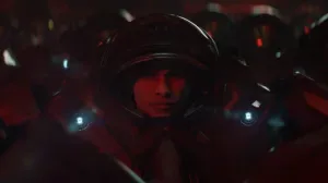 Personagem com capacete futurista em ambiente escuro com iluminação azul e vermelha, em cena que remete a universo de ficção científica