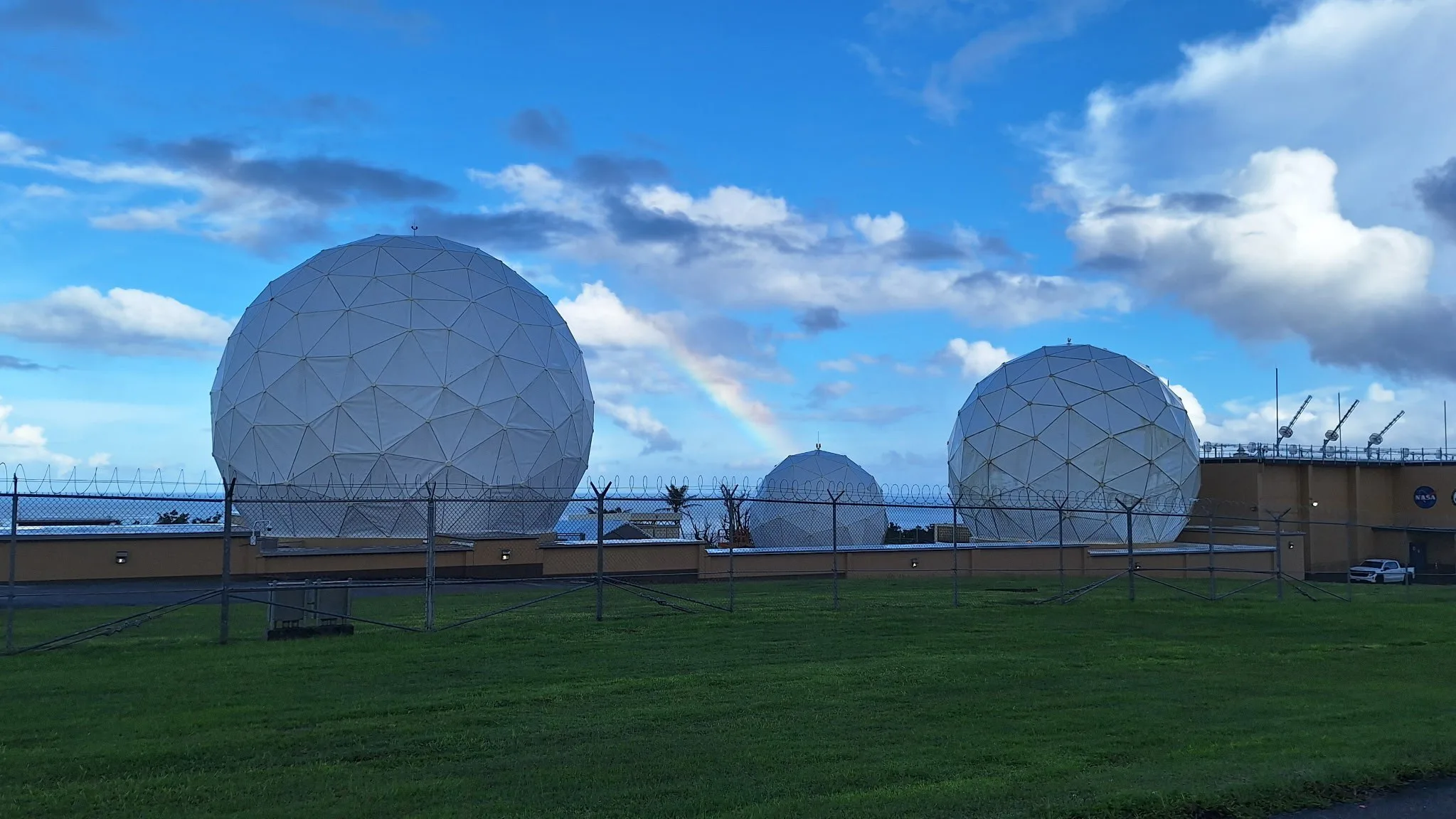 Um arco-íris se forma sobre as antenas recém-reparadas da Estação Remota de Guam.