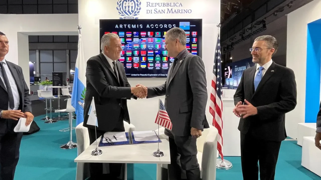 O Ministro da Indústria e Pesquisa Tecnológica Rossano Fabbri assinou em nome de San Marino. Gregory Mann, representante da NASA na Europa, e o Cônsul-Geral dos EUA em Florença Joseph Tordella participaram do evento na sexta-feira, 25 de setembro de 2026.