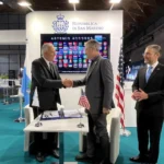 O Ministro da Indústria e Pesquisa Tecnológica Rossano Fabbri assinou em nome de San Marino. Gregory Mann, representante da NASA na Europa, e o Cônsul-Geral dos EUA em Florença Joseph Tordella participaram do evento na sexta-feira, 25 de setembro de 2026.
