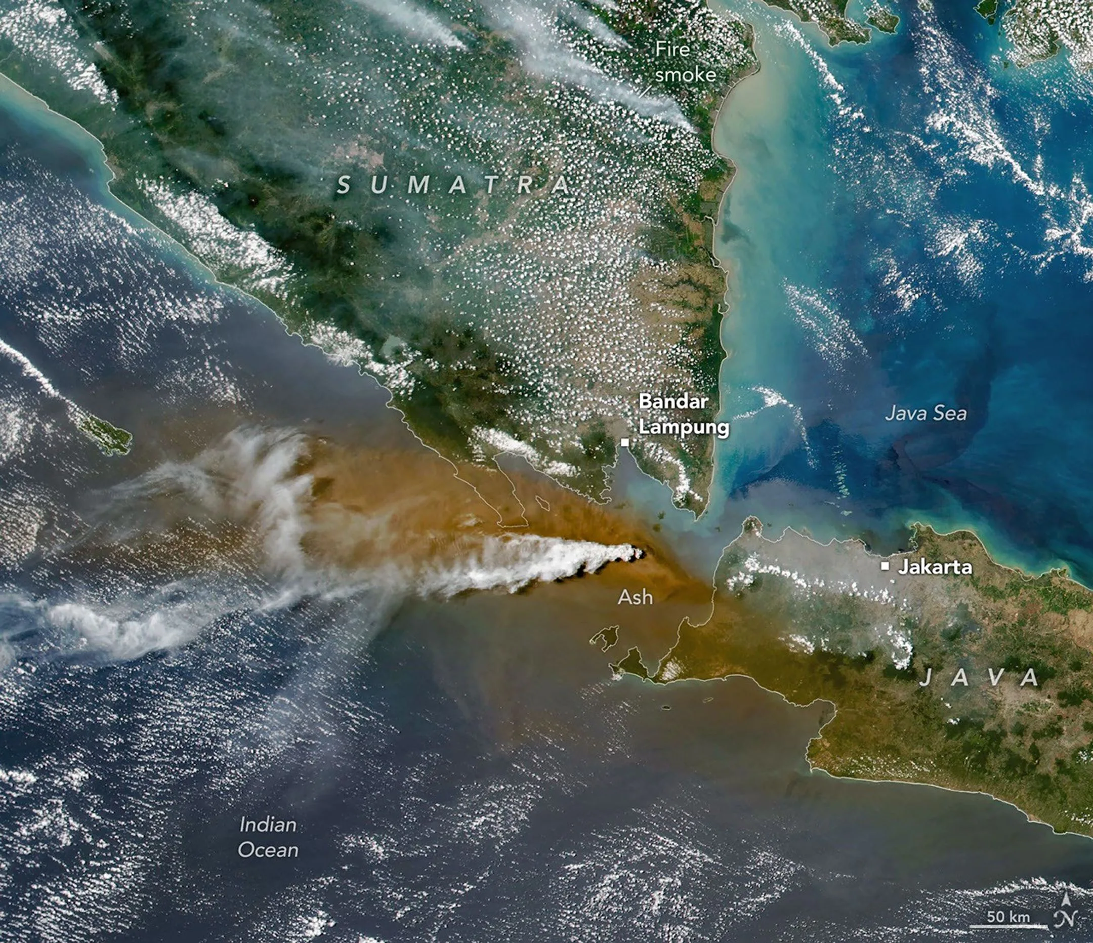 Plumas de cinzas e gases vulcânicos do Anak Krakatau se deslocam sobre a Indonésia e o Oceano Índico nesta imagem capturada pelo VIIRS (Visible Infrared Imaging Radiometer Suite) no satélite Suomi NPP em 5 de setembro de 2026.