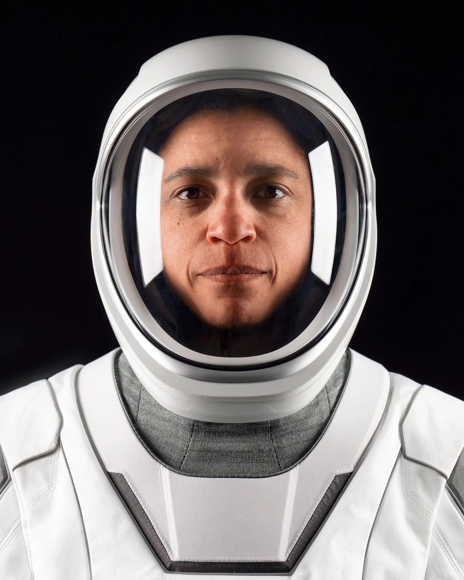A astronauta da NASA Jessica Watkins, comandante da missão Crew-13 da SpaceX para a NASA à Estação Espacial Internacional, posa para um retrato usando seu traje pressurizado na sede da SpaceX em Hawthorne, Califórnia.