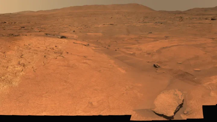O rover Perseverance capturou os dados usados neste panorama da “Unidade Margin”, uma área geológica que acompanha a borda interna da cratera Jezero, entre 8 e 16 de outubro de 2023.