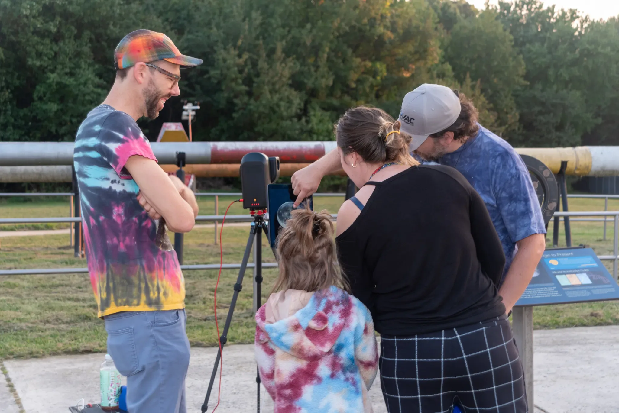 Uma família observa a Lua através de um telescópio no Centro de Voo Espacial Goddard da NASA em Greenbelt, Md., durante a celebração da Noite Internacional de Observação da Lua no sábado, 14 de setembro de 2024.