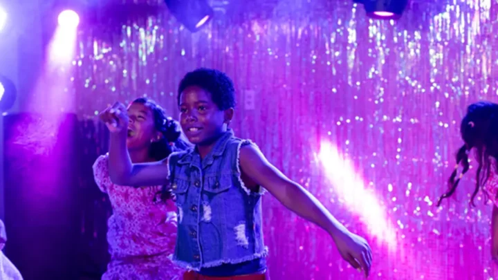 Cenas do filme Feito Pipa mostram crianças dançando em ambiente com iluminação roxo-rosa e cortina de lantejoulas brilhantes ao fundo