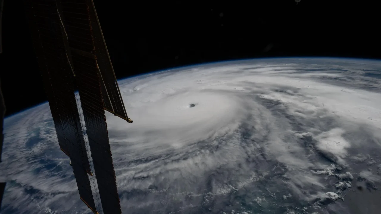 O furacão Melissa é visto a 50 milhas ao sul da Jamaica nesta fotografia tirada da Estação Espacial Internacional em 28 de outubro de 2025.