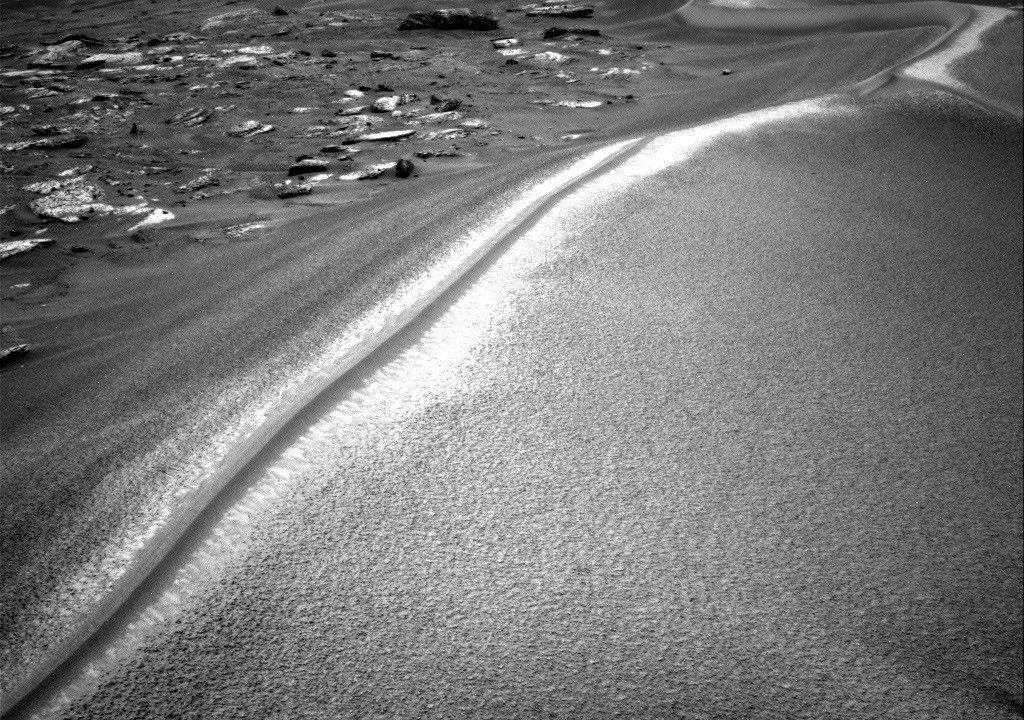 O rover Curiosity da NASA capturou esta imagem ao longo da ondulação Chocolatal usando sua Right Navigation Camera em 28 de agosto de 2026, Sol 4998, ou dia marciano 4,998 da missão Mars Science Laboratory, às 13:58:36 UTC.