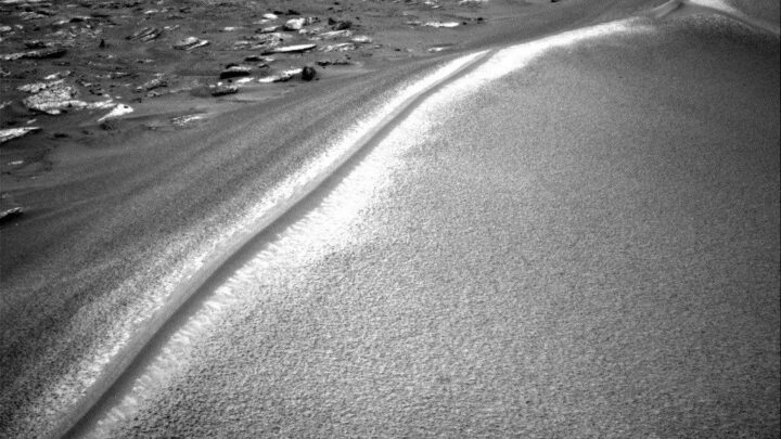 O rover Curiosity da NASA capturou esta imagem ao longo da ondulação Chocolatal usando sua Right Navigation Camera em 28 de agosto de 2026, Sol 4998, ou dia marciano 4,998 da missão Mars Science Laboratory, às 13:58:36 UTC.