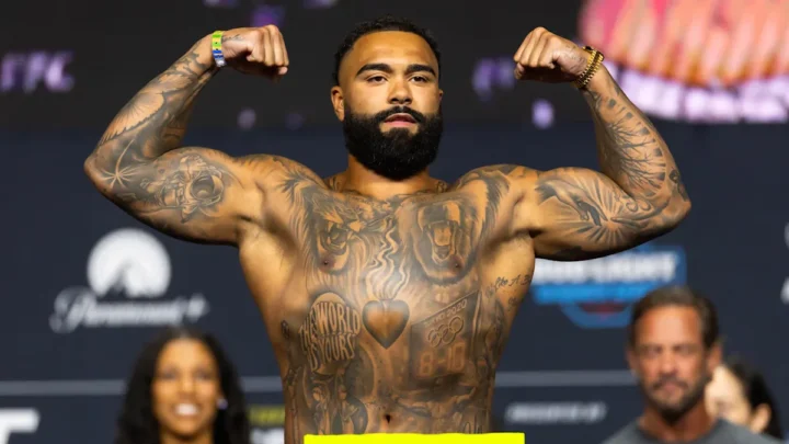 Atleta com tatuagens pelo corpo flexiona os músculos durante pesagem de evento de luta em Las Vegas