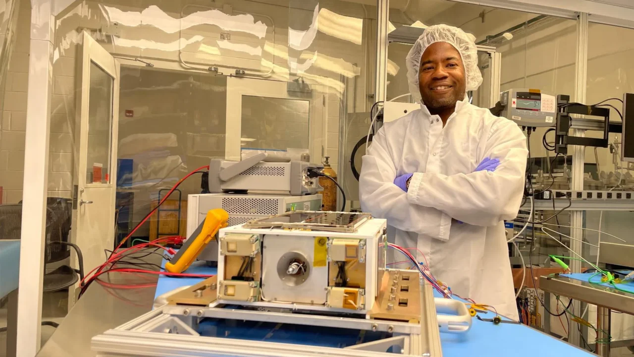 O Dr. Nehemiah Williams, gerente de projeto da demonstração na NASA, se prepara para iniciar os testes do hardware de voo da missão em uma sala limpa no Centro de Voo Espacial Marshall da NASA, em Huntsville, Alabama. A missão demonstrará um único sistema de propulsão não tóxico que combina