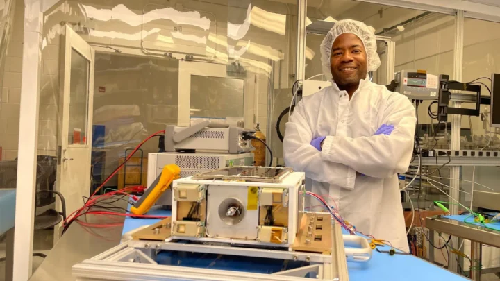 O Dr. Nehemiah Williams, gerente de projeto da demonstração na NASA, se prepara para iniciar os testes do hardware de voo da missão em uma sala limpa no Centro de Voo Espacial Marshall da NASA, em Huntsville, Alabama. A missão demonstrará um único sistema de propulsão não tóxico que combina