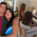 Casal abraçado em ambiente interno à esquerda; à direita, mulher de cabelo ruivo observa criança de cabelos cacheados tocando piano branco em casa
