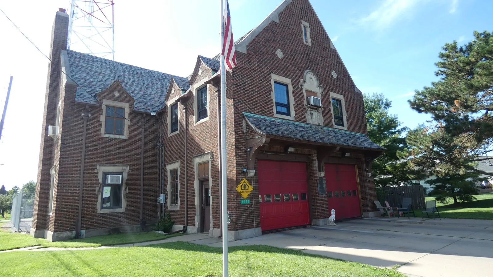 Quartel 21 dos bombeiros de Toledo, com dois portões vermelhos, na esquina da Glendale Avenue com a South Detroit Avenue, em foto de arquivo de agosto de 2021, sem relação direta com o incidente