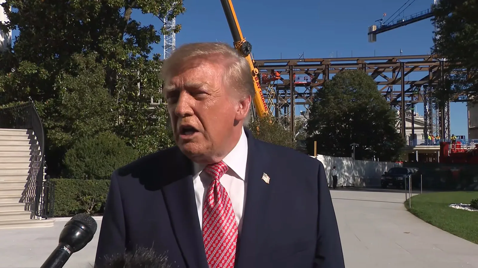 Trump fala diante de microfones no gramado da Casa Branca, com obras ao fundo, em 19 de outubro de 2026
