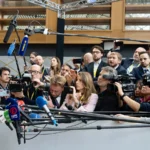 A primeira-ministra da Itália, Giorgia Meloni, fala a dezenas de jornalistas com microfones e câmeras em Bruxelas, em março de 2023 (imagem de arquivo)