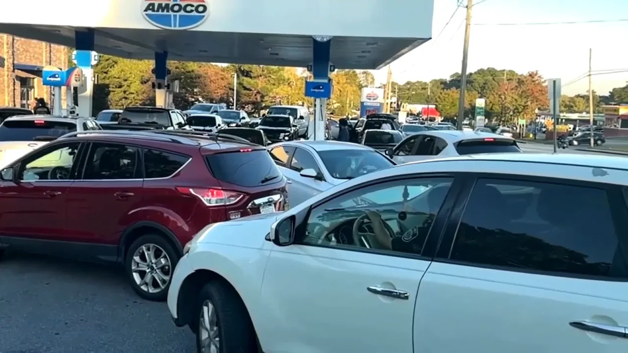Carros lotam o pátio de um posto Amoco em Powder Springs, na Geórgia, durante a guerra de preços com o posto vizinho