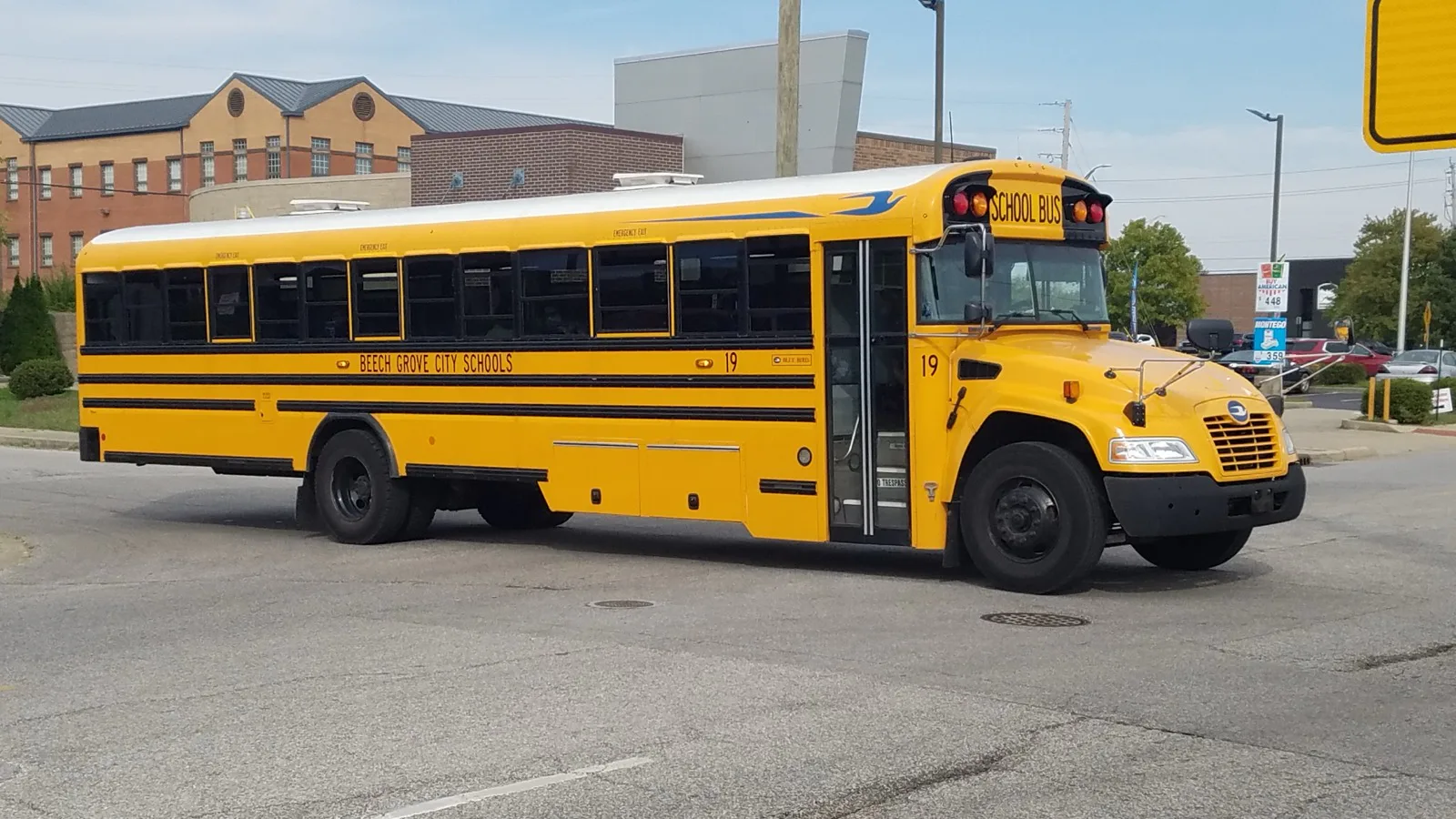 Ônibus escolar amarelo das escolas de Beech Grove, também em Indiana, numa rua (foto de arquivo de 2021; não é o ônibus que pegou fogo em Evansville)