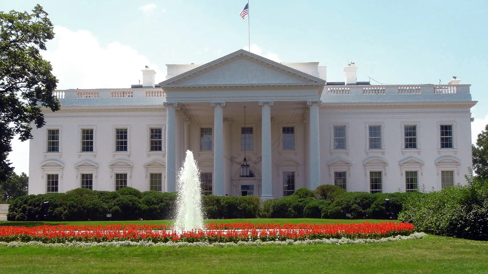 Fachada norte da Casa Branca, em Washington, com fonte e canteiro de flores à frente, em foto de arquivo