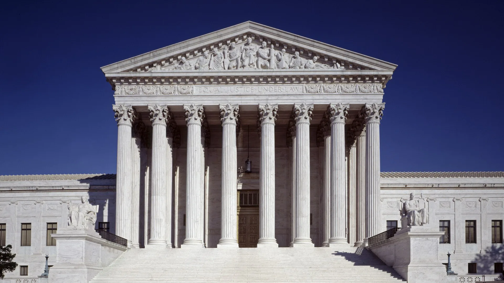 Fachada do prédio da Suprema Corte dos EUA, com colunas de mármore e escadaria, em Washington (foto de arquivo)