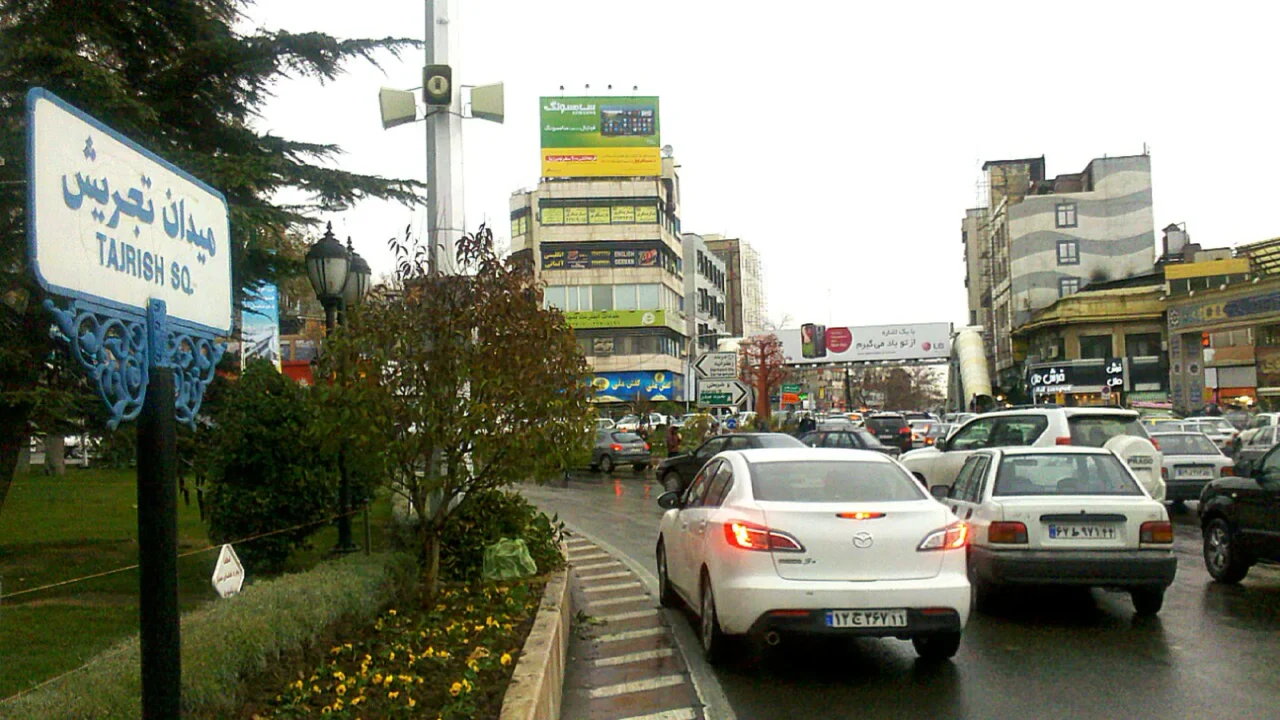 Placa de rua da praça Tajrish, no norte de Teerã, com carros e prédios ao fundo, em novembro de 2013 (imagem de arquivo)