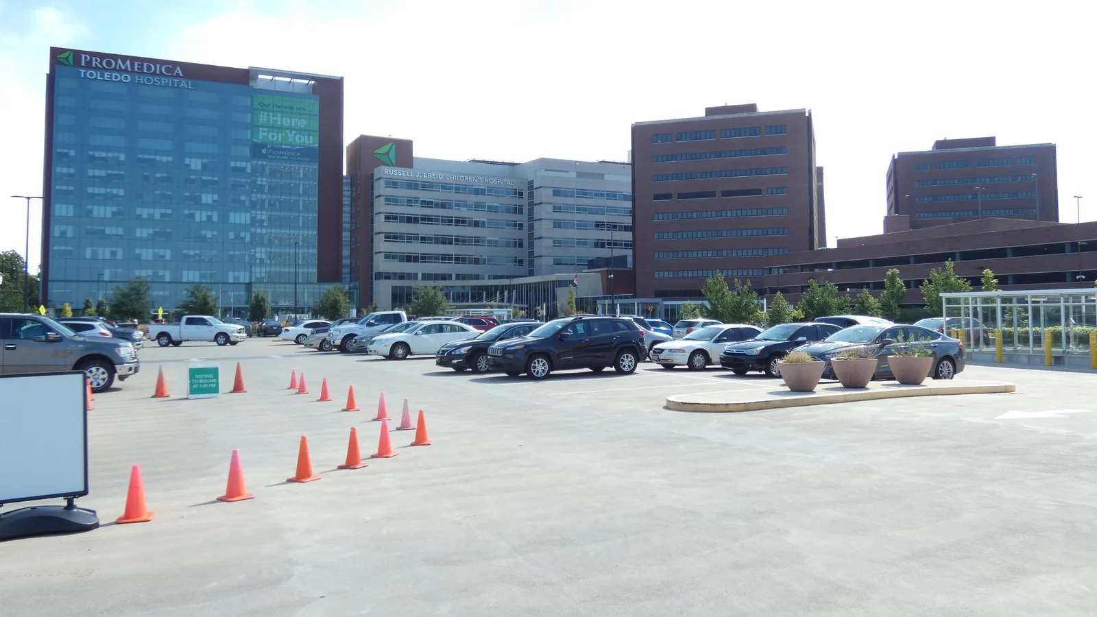 Campus principal do hospital ProMedica Toledo, com o estacionamento em primeiro plano, em foto de arquivo de agosto de 2021, sem relação direta com o incidente