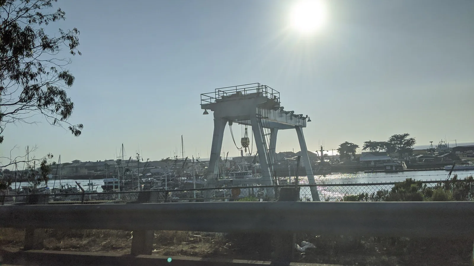O porto de Moss Landing visto da Highway 1, contra o sol, em foto de arquivo de 2020