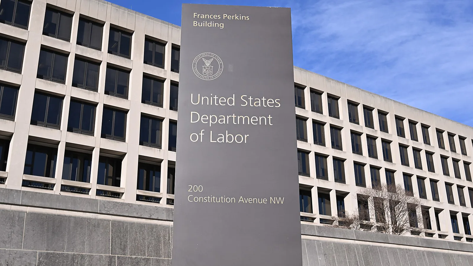 Placa do Departamento do Trabalho dos Estados Unidos na entrada do Frances Perkins Building, em Washington