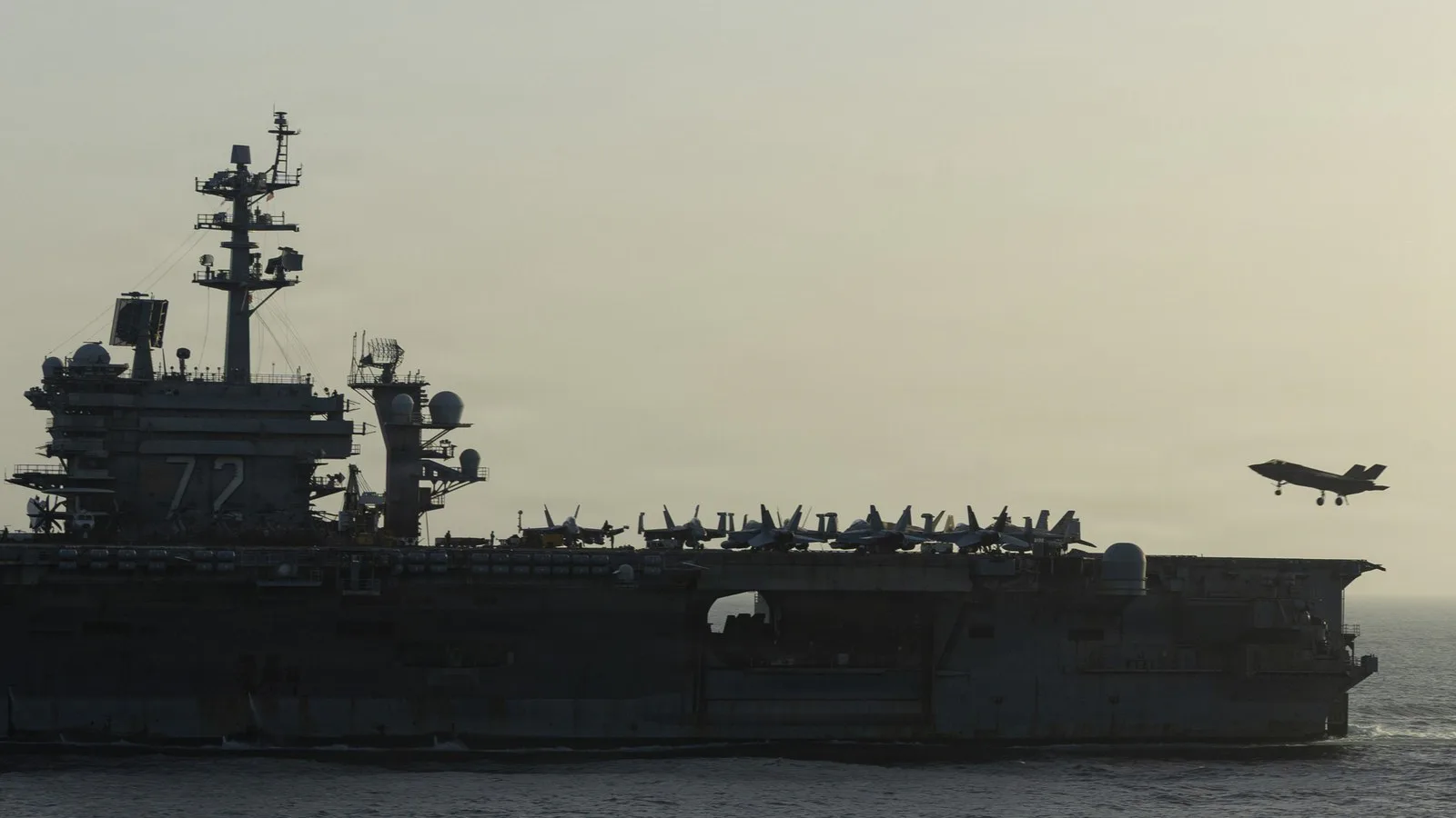 Caça se aproxima do porta-aviões USS Abraham Lincoln durante operações do bloqueio no Mar Arábico, em foto de arquivo de 16 de abril de 2026