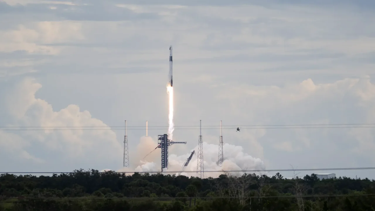 Um foguete Falcon 9 da SpaceX, carregando a espaçonave Dragon da empresa, foi lançado na missão Crew-13 da NASA e SpaceX rumo à Estação Espacial Internacional com os astronautas da NASA Jessica Watkins e Luke Delaney, o astronauta da CSA (Agência Espacial Canadense) Joshua Kutryk e o cosmonauta da