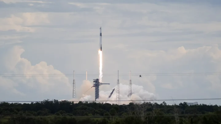 Um foguete Falcon 9 da SpaceX, carregando a espaçonave Dragon da empresa, foi lançado na missão Crew-13 da NASA e SpaceX rumo à Estação Espacial Internacional com os astronautas da NASA Jessica Watkins e Luke Delaney, o astronauta da CSA (Agência Espacial Canadense) Joshua Kutryk e o cosmonauta da