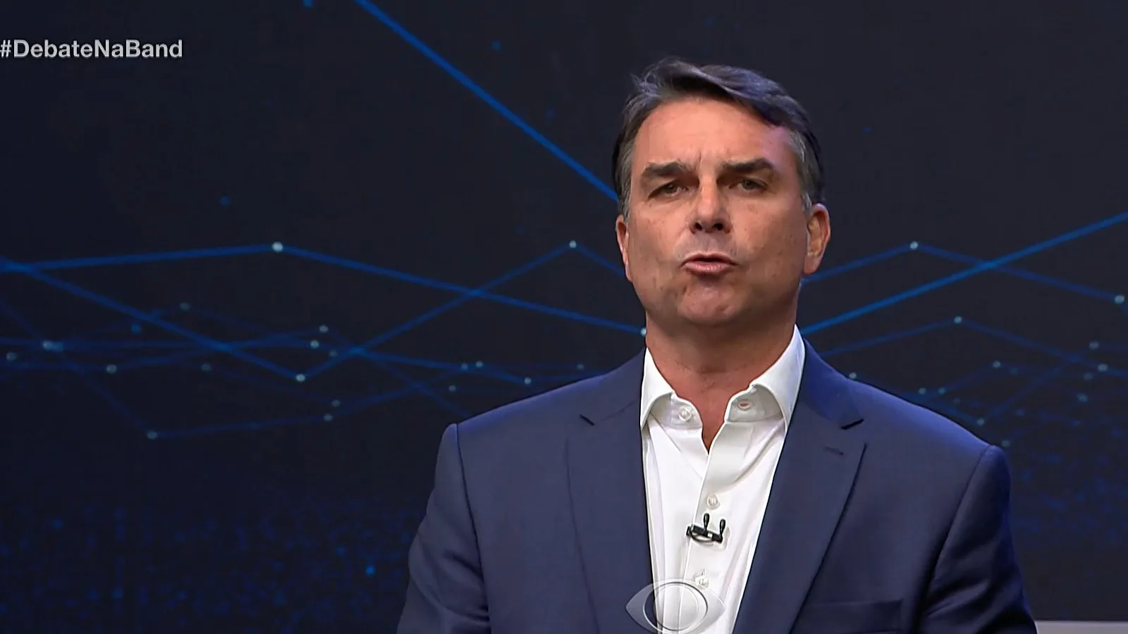 Flávio Bolsonaro responde à primeira pergunta do debate, sobre segurança pública